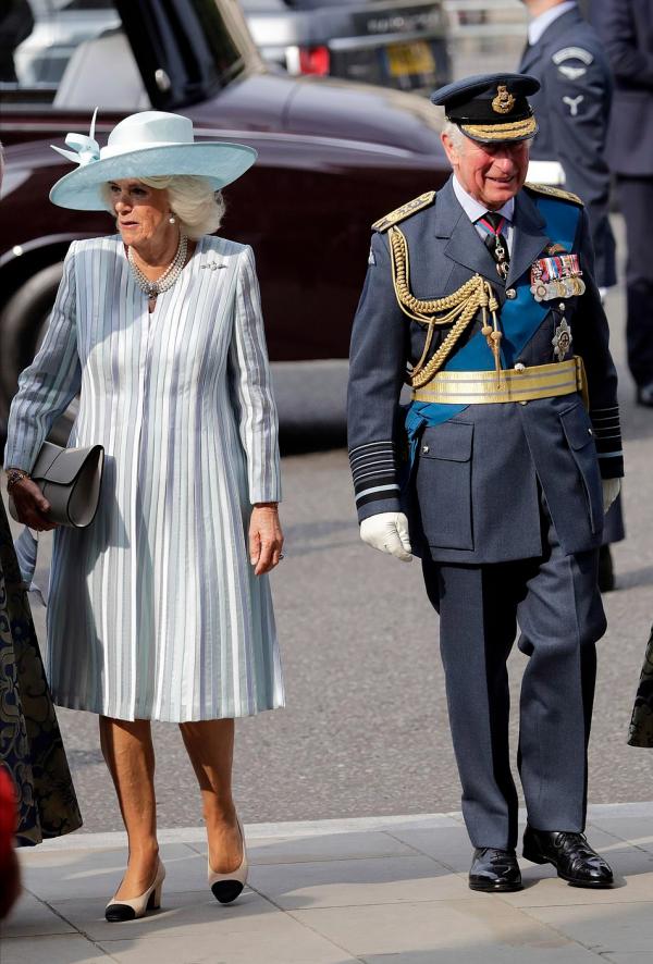 卡米拉風光亮相！藍條紋大衣太顯嫩了，卻被49歲內政大臣搶了風頭