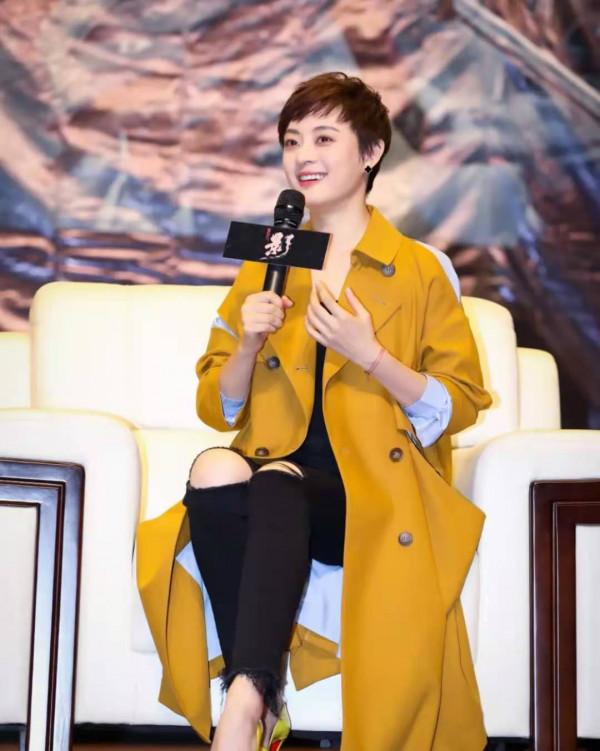 孫儷真是“人美任性穿”，皺巴巴的打底秋衣，竟被她搭配出貴氣感