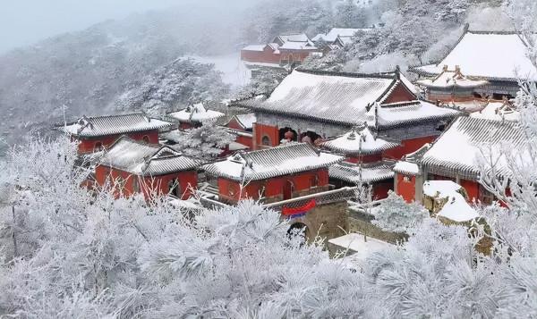 冬至——陰極之至，陽氣始生，日南至，日短之至，日影長之至