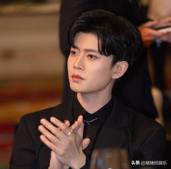 任嘉倫再得大獎，與唐國強王勁松同框，華鼎獎惹爭議，被指責霸屏