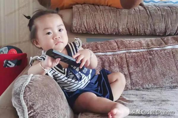 21斤~10個半月的寶寶突然會走路了,好有喜感 21斤~10個半月的寶寶突然會走路了,好有喜感