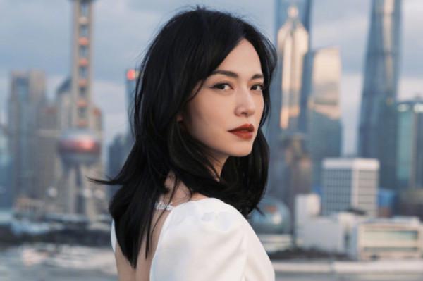 42歲姚晨罕見不秀身材！穿白裙優雅又端莊，氣質出眾真惹人羨慕