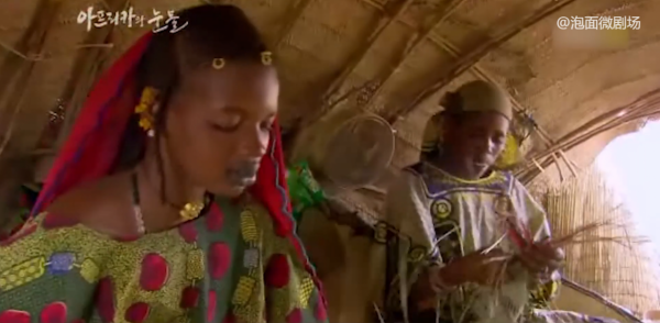 非洲原始部落以厚嘴唇為美，嘴唇越厚、越黑，地位就越高！紀錄片