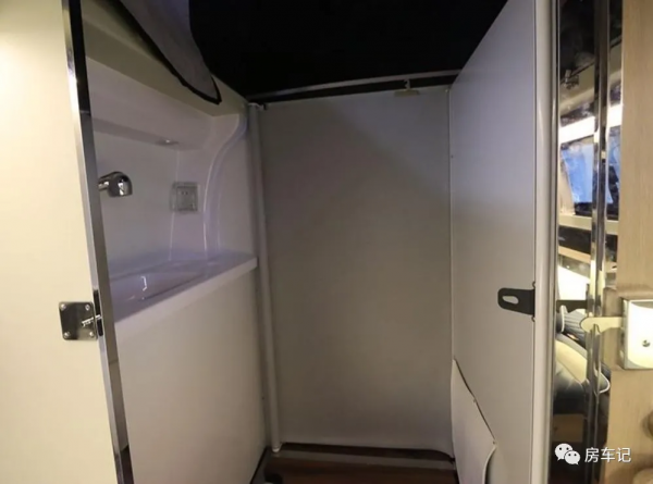 輕鬆下地庫!內部空間玩出花!實拍途酷F358升頂房車 輕鬆下地庫!內部空間玩出花!實拍途酷F358升頂房車