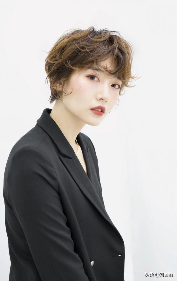 別再剪過時的髮型了，這才是當下流行的髮型，長短都能美出新花樣