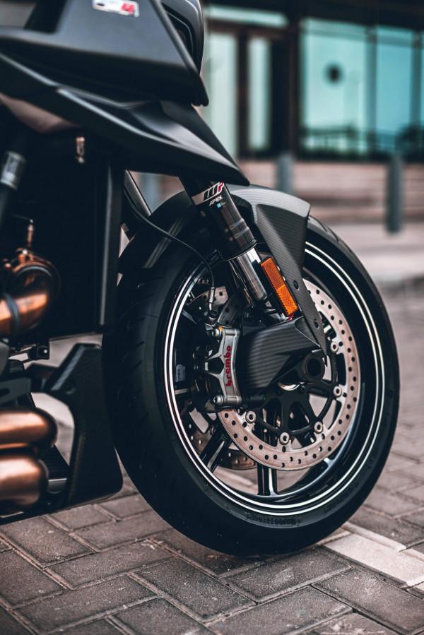 KTM - Brabus 博速 1300 R 戶外特寫