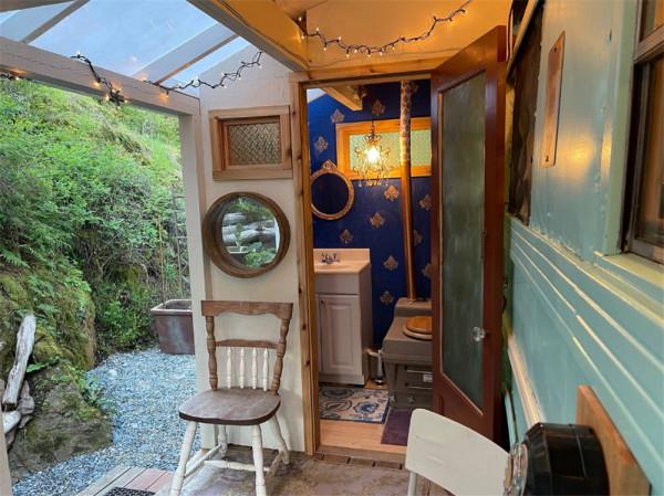 她買下1969年報廢校車，將車殼變成13㎡鄉下蝸居，網友：是真的服