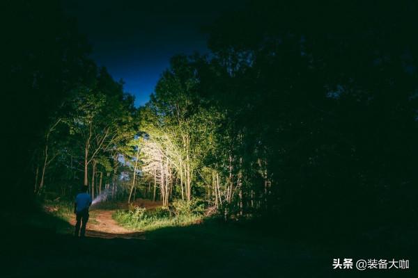 雙光源設計，覆蓋你所有照明需求—Lumintop 雷明兔E21C雙光源手電