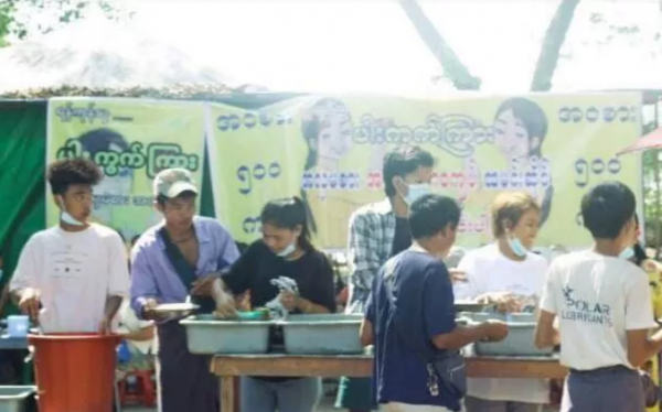 緬甸仰光、曼德勒、臘戌等多地街頭的這一幕幕，溫暖得讓人想哭