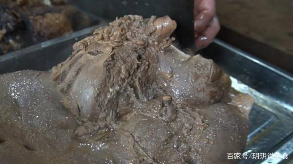 河北大哥在自家賣美食，一口鍋能裝下兩頭牛，日入5萬，絕不外傳