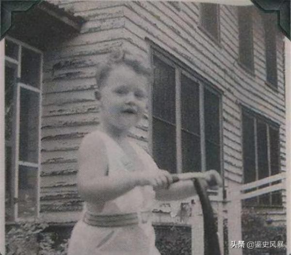 克林頓向繼父揮球杆救出母親，母親不久竟復婚，多年後才知其苦心