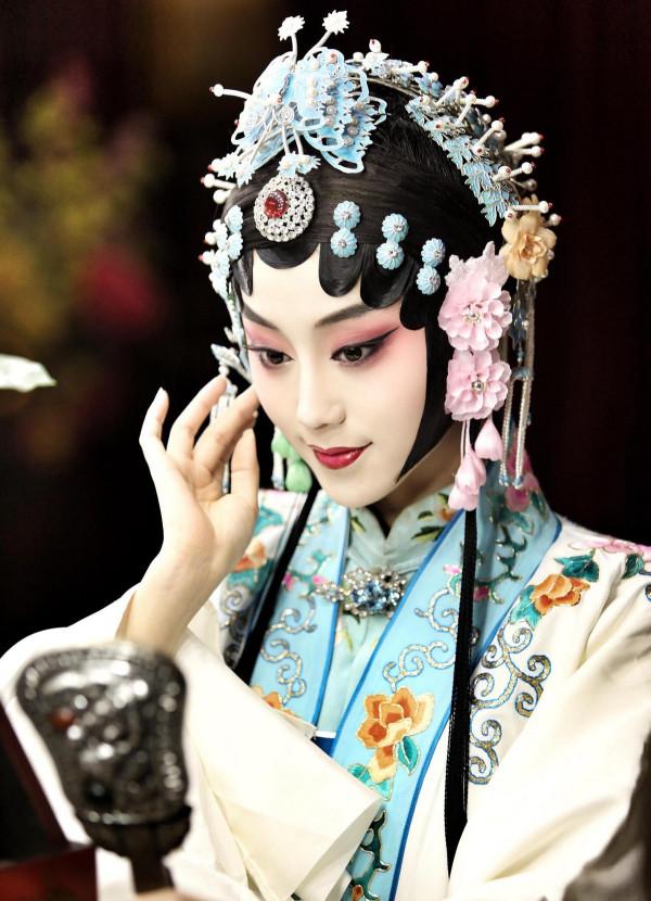 一場鬧劇收場！京劇演員王夢婷接受道歉：看到同行之份，不再深究