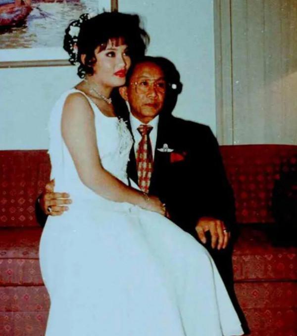 因面板黝黑被父母丟棄，4歲被泰國王室收養，後被親王囚禁於床笫