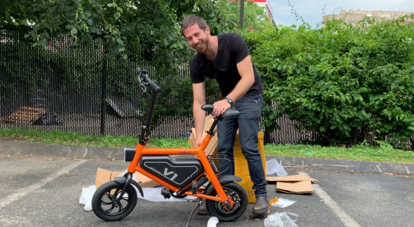 美國小夥買中國迷你電車,本來不相信質量,試駕後想轉行做代駕 美國小夥買中國迷你電車,本來不相信質量,試駕後想轉行做代駕