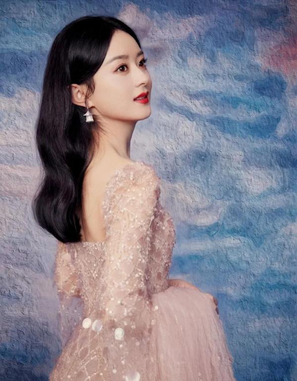 趙麗穎一襲素色亮片紗裙，又美又仙的古堡油畫公主
