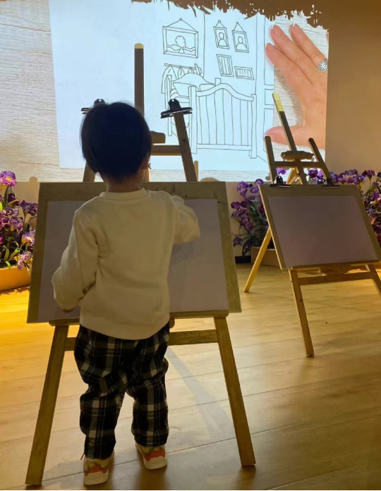 章子怡曬一家五口出遊照，16歲繼女女大十八變，小兒子現場秀畫藝