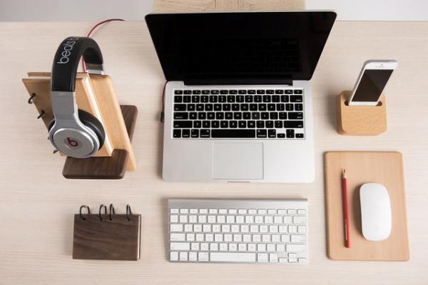 這樣辦公桌誰不想要？桌上數碼用品推薦，300元全齊活兒