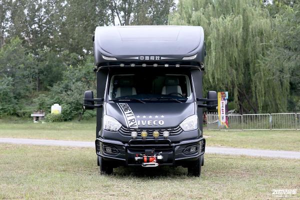 國產6.5T依維柯歐勝底盤加持,穩!實拍2022款中意極致雙拓展房車 國產6.5T依維柯歐勝底盤加持,穩!實拍2022款中意極致雙拓展房車