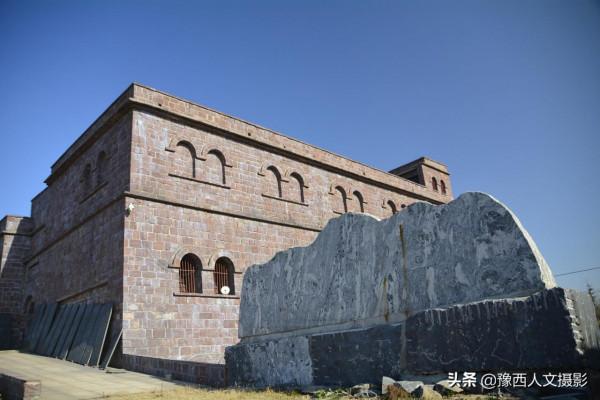 畫畫的“老頭兒”，10年磨洋工修成石頭城堡，專家：能用500年