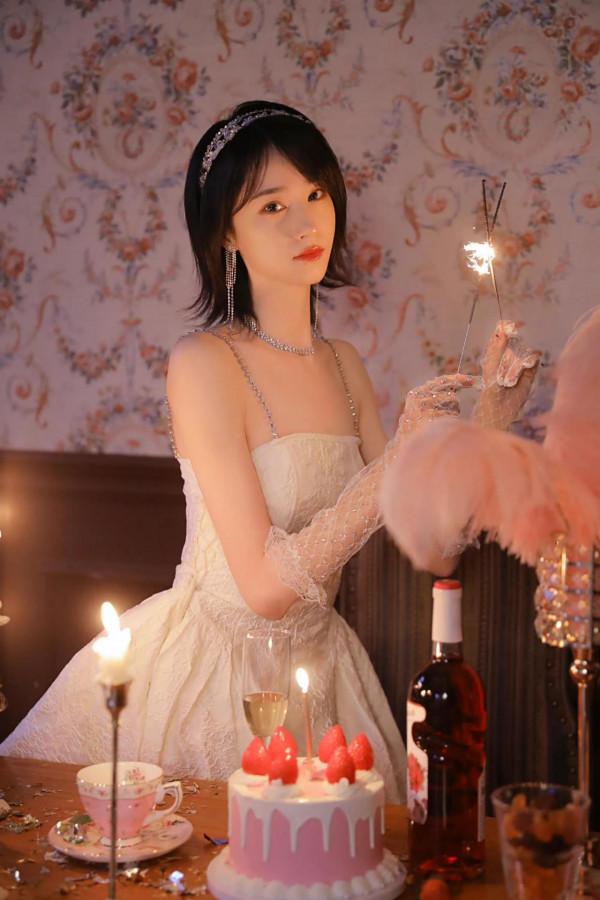 SNH48-蔣芸嗮慶生照，膚色均勻，氣質清新淡雅