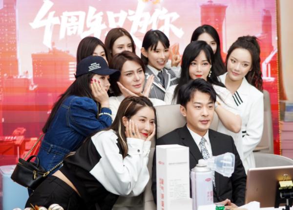 辛巴呵斥徒弟沒腦子,導致對方直播心態崩潰,大批粉絲為其鳴不平 辛巴呵斥徒弟沒腦子,導致對方直播心態崩潰,大批粉絲為其鳴不平