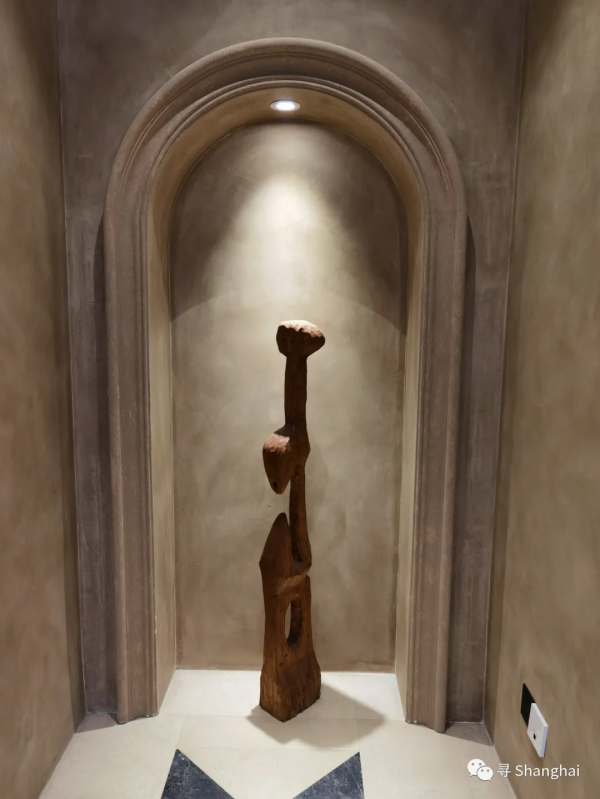 在莫蘭迪色的洋房裡看中古傢俱展