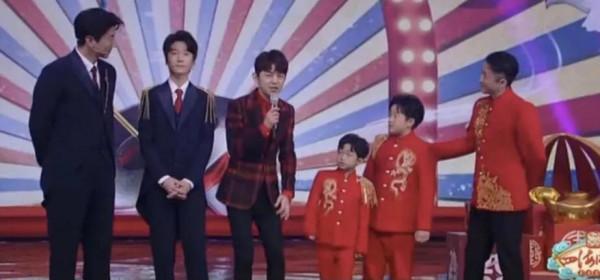 14歲張悅軒逼近1米8!何炅真沒想到被張亮兒子身高碾壓來得那麼快 14歲張悅軒逼近1米8!何炅真沒想到被張亮兒子身高碾壓來得那麼快