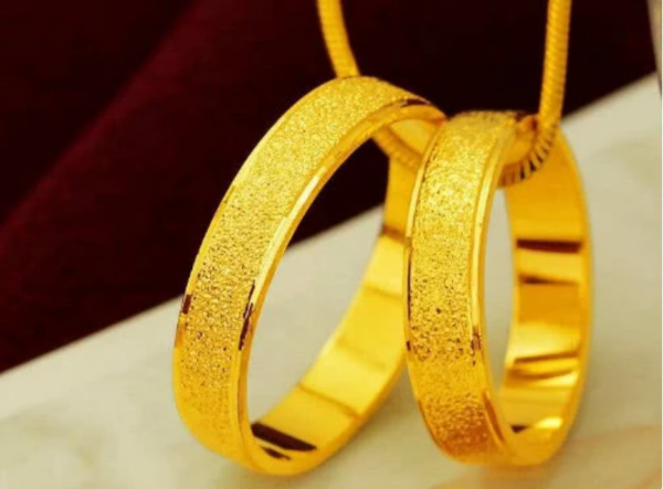 黃金首飾越來越洋氣，磨砂面和亮面有啥區別？內行人說出了門道