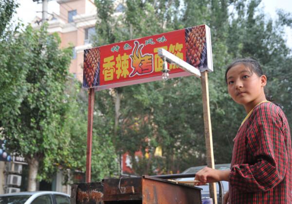 父親離家，母親殘疾，小小年紀擺攤賣烤串，自救之路令人淚奔