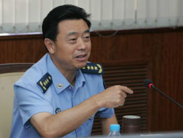 他曾擔任10年空軍政委，45歲授予少將，52歲升中將，59歲升上將