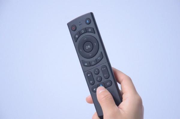 國產推出“4K解析度”的智慧投影儀：3000ANSI流明，開燈也能用