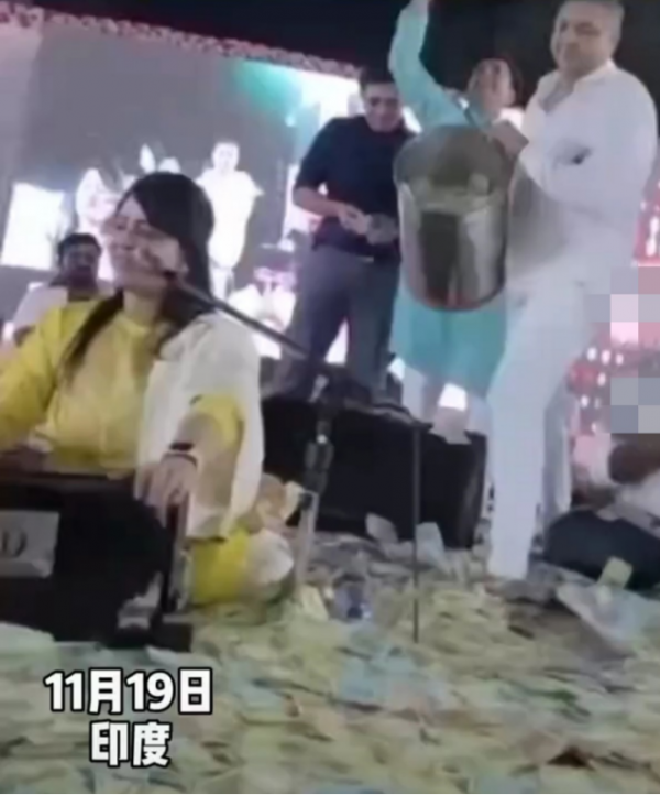 女歌手演出時被人用錢澆頭,眾男子現場狂撒現金,網友:好羞辱人 女歌手演出時被人用錢澆頭,眾男子現場狂撒現金,網友:好羞辱人