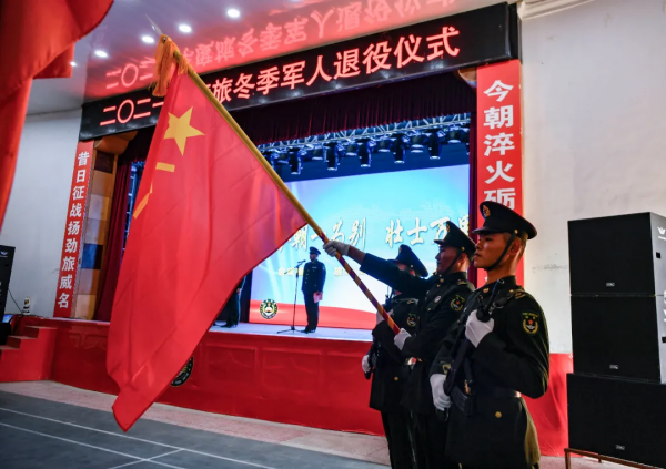 敬禮！第71集團軍組織退役士兵向軍旗告別儀式