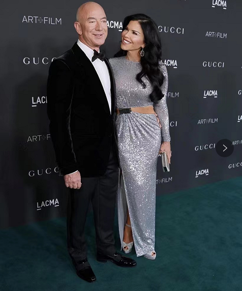 鉅富貝索斯女友太勵志 其貌不揚卻是“大款收割機”活成富婆標杆