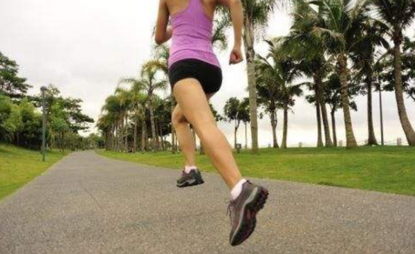 為何女性每天堅持運動，看起來卻很顯老？醫生：可能忽略了這幾點