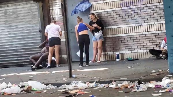 美國街頭驚現“喪屍”，末日世界真實上演，都是毒品惹的禍