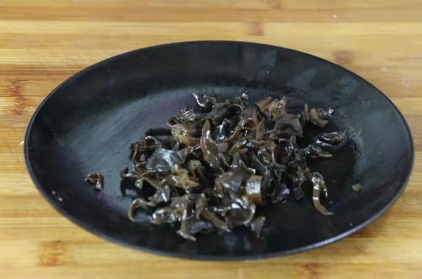 木耳里加1個土豆，學會這樣做，比吃紅燒肉還香，上桌瞬間就掃光
