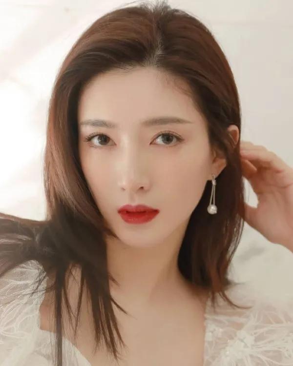 江疏影一襲白裙清秀優雅，美麗大方有氣質