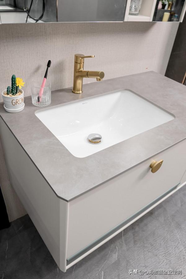 這款懸掛式浴室櫃盡顯小資情調