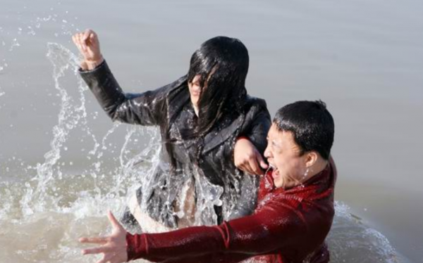 14年前,28歲中國軍人為救跳江女子犧牲,妻女如今過得怎樣? 14年前,28歲中國軍人為救跳江女子犧牲,妻女如今過得怎樣?