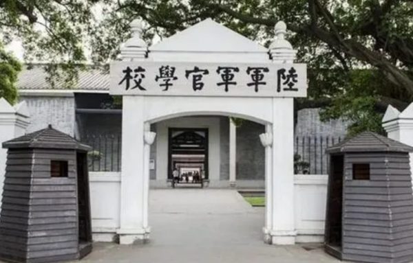 1956年陳賡帶一少年來到中南海，碰見周恩來，陳賡：你看他像誰？