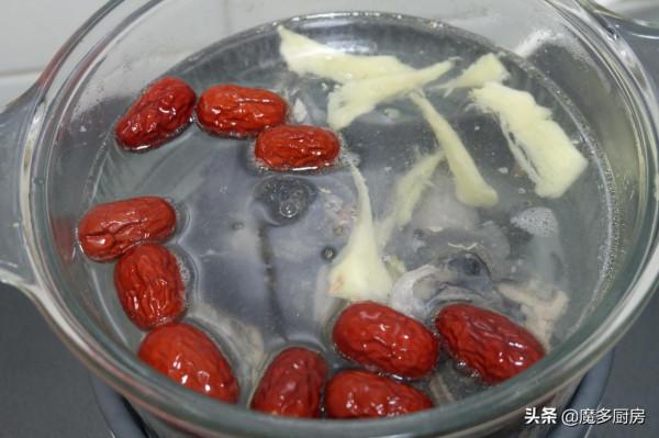 天氣寒冷身體虛弱，來一碗鮮美的紅棗烏雞湯吧！湯鮮味美做法簡單