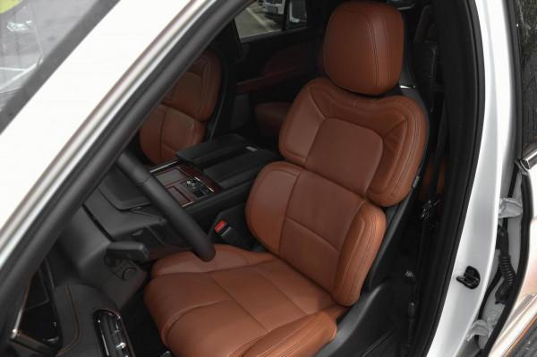 這才是純爺們的座駕，長超5米6，配3.5T V6動力，實拍林肯領航員