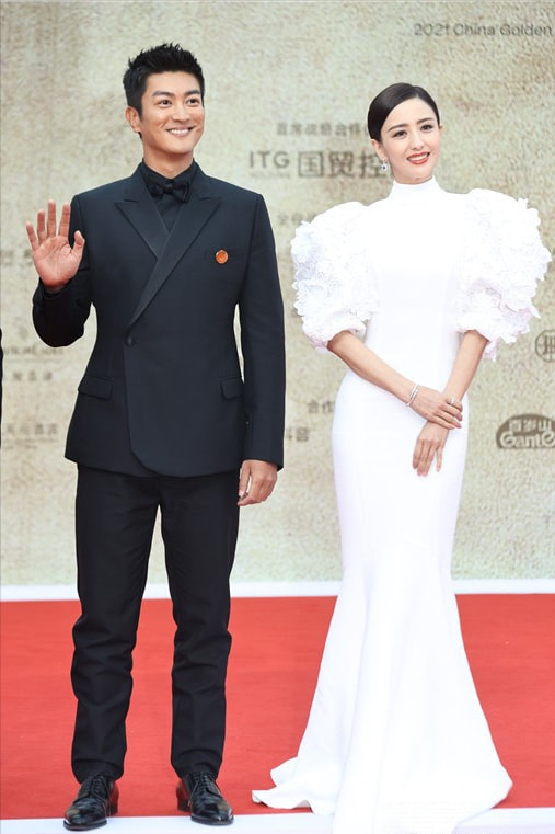 34屆金雞紅毯，張譯緊張到搓衣角，青年演員蹲下為陳道明“讓鏡”