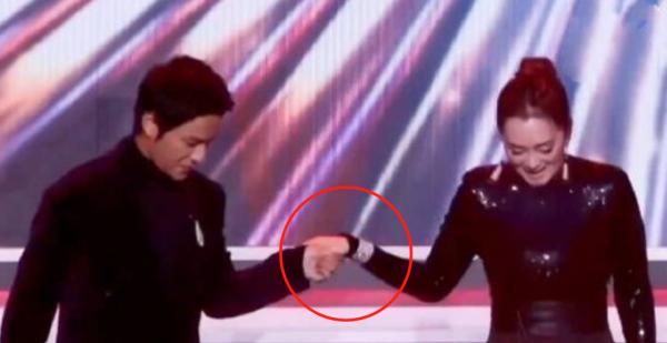 陳坤扶鞏俐下臺階！牽大拇指低頭看路好紳士，網友：兩人氣場好強