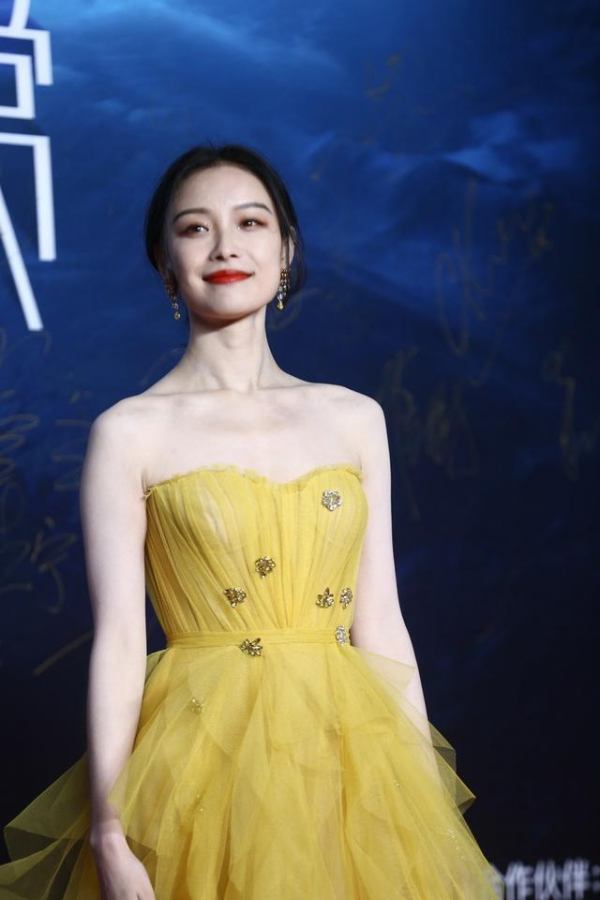 紅毯比美直角肩穩贏、古裝造型斜肩顯氣質，女星肩部較量也有玄機