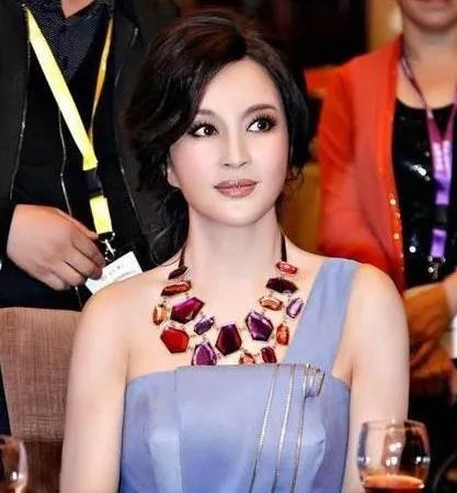 &OpenCurlyDoubleQuote;老妖精&rdquo;劉曉慶：高貴大氣迷人