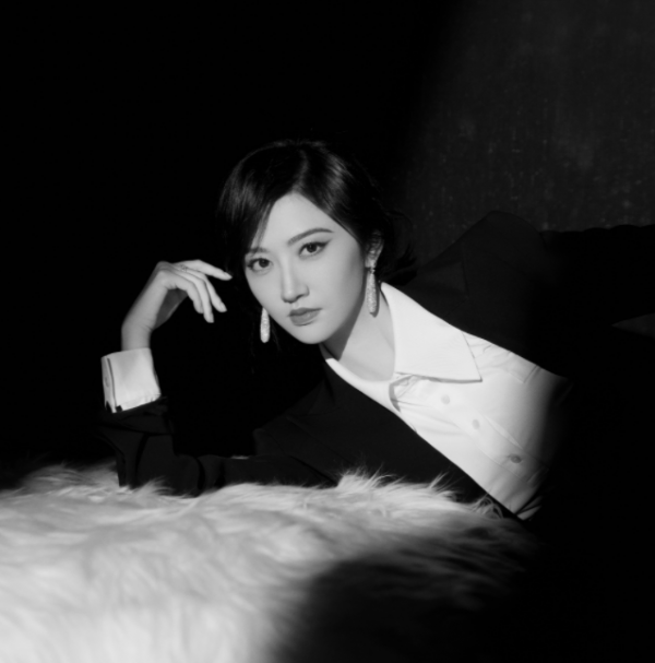 又來電影節紅毯，景甜黑白配帥瘋了，兩位娘娘差距大，劉燁好敢啊