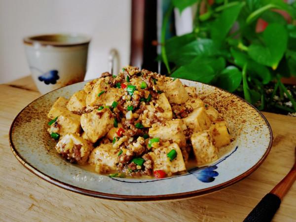 燒豆腐多加一樣調味料，又香又入味，香而不麻，開胃下飯