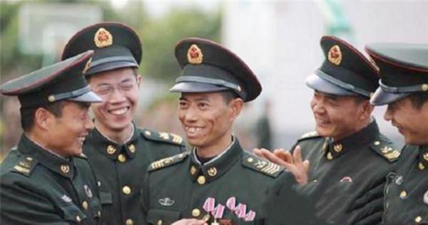 火箭軍兵王王忠心退役，女兒不愛紅裝愛軍裝，接替父親的導彈事業